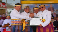 Pj Gubernur NTB menyerahkan Sertifikat Kebudayaan Warisan Budaya Tak Benda (WBTB) kepada Bupati Dompu selepas upacara hari jadi ke-209 Kabupaten Dompu, Kamis (18/4/2024).