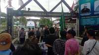 Massa HMI MPO Cabang Mataram saat menggelar aksi unjuk rasa di depan kantor Pemprov NTB di Jalan Langko Kota Mataram, Selasa (2/4/2024)