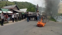 Massa Front Pemuda dan Petani Kecamatan Sanggar saat menggelar unjuk rasa di persimpangan jalan Kambu Desa Taloko Kecamatan Sanggar Kabupaten Bima, Nusa Tenggara Barat, Senin (15/4/2024) siang.