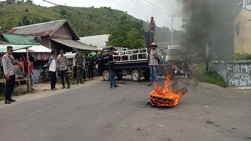 Massa Front Pemuda dan Petani Kecamatan Sanggar saat menggelar unjuk rasa di persimpangan jalan Kambu Desa Taloko Kecamatan Sanggar Kabupaten Bima, Nusa Tenggara Barat, Senin (15/4/2024) siang.