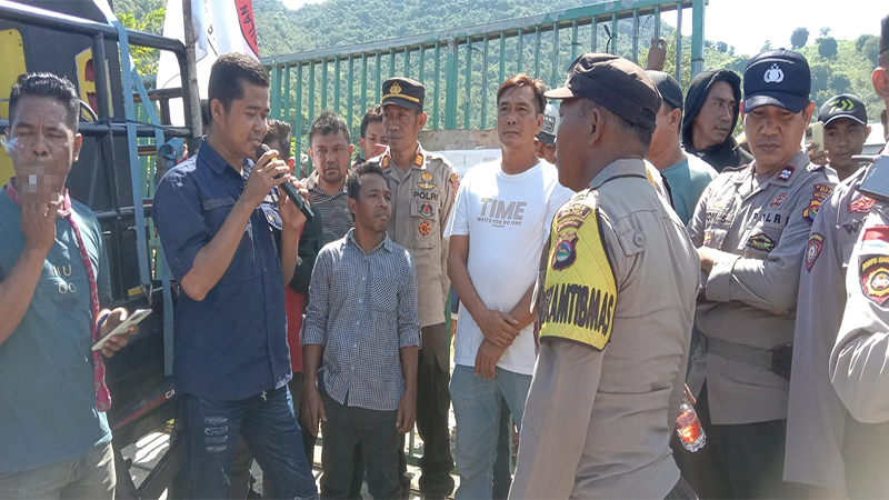 Suasana aksi massa Lembaga Keadilan Poros Muda (LKPM) Nusa Tenggara Barat di area Pelabuhan Bima, Kamis (18/4/2024).
