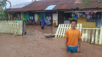 Kondisi saat banjir bandang meluber ke pemukiman warga Dusun Jala Desa Nggembe Kecamatan Bolo Kabupaten Bima, Selasa (9/4/2024) siang.