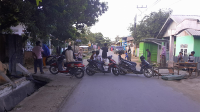 Suasana blokade jalan raya Lintas Dena oleh massa Kesatuan Mahasiswa Madapangga Kabupaten Bima, Nusa Tenggara Barat, Sabtu (13/4/2024) sore.