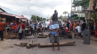 Kondisi ruas Jl Pantura (Lintas Provinsi) di Desa Bajo Kecamatan Soromandi Kabupaten Bima saat berlangsung aksi blockade ruas beberapa hari oleh massa yang menuntut perbaikan jalan raya tahun 2023 lalu. Sejumlah pendemo diamankan atas kasus ini.