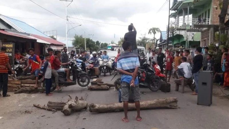 Kondisi ruas Jl Pantura (Lintas Provinsi) di Desa Bajo Kecamatan Soromandi Kabupaten Bima saat berlangsung aksi blockade ruas beberapa hari oleh massa yang menuntut perbaikan jalan raya tahun 2023 lalu. Sejumlah pendemo diamankan atas kasus ini.