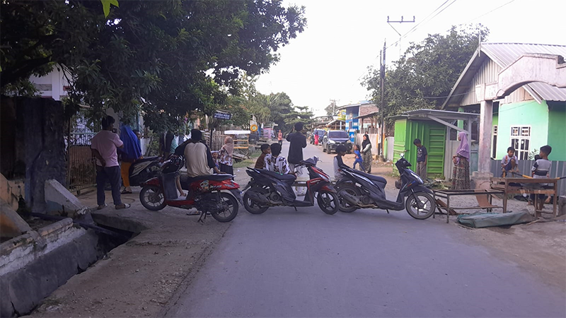 Suasana blokade jalan raya Lintas Dena oleh massa Kesatuan Mahasiswa Madapangga Kabupaten Bima, Nusa Tenggara Barat, Sabtu (13/4/2024) sore.