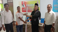 Penyerahan secara simbolis baliho pasangan H Lalu Pathul Bahri S.IP M.AP dan Hj Indah Damayanti Putri SE M.IP kepada relawan Cakep kecamatan di Hotel La Ila Kota Bima, Senin (15/4/2024). Foto MR/ Berita11.com.