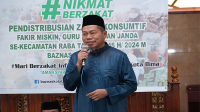 Pj Wali Kota Bima, H Mohammad Rum menyampaikan sambutan saat penyaluran zakat konsumtif oleh Baznas Kota Bima di kompleks Masjid Baitul Hamid Kelurahan Penaraga, Kecamatan Raba Kota Bima, Jumat (5/4/2024).