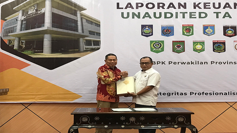 Pj Wali Kota Bima, H Mohammad Rum saat menyerahkan LKPD Unaudited Pemkot Bima Tahun Anggaran 2023 kepada Badan Pemeriksa Keuangan Republik Indonesia Perwakilan NTB di Mataram, Senin (1/4/2024).