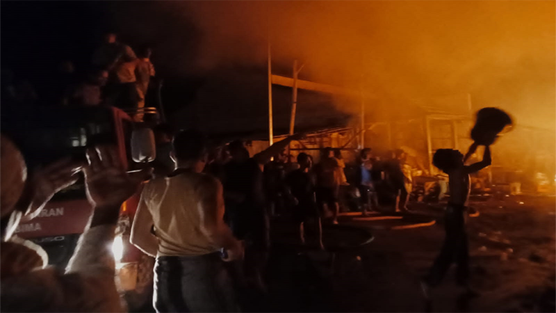 Warga dan petugas pemadam kebakaran Kecamatan Langgudu Kabupaten Bima berupaya memadamkan si jago merah yang mengamuk dan menyambar Pasar Rompo Kecamatan Langgudu Kabuapten Bima, sekira pukul 20.00 Wita, Selasa (2/4/2024) malam. Belum diketahui penyebab kebakaran.