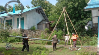 Proses pemasangan tiang Listrik tenaga surya di lingkungan Pondok Pesantren Al Hidayah Desa Tawali Kecamatan Wera Kabupaten Bima. Bantuan ini bersumber dari BNPT RI hasil kerja sama dengan Kementerian ESDM.
