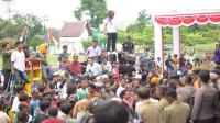 Suasana saat massa Karang Taruna Pelopor Kelurahan Rontu Kecamatan Mpunda merangsek di halaman kantor Pemkot Bima, Kamis (18/4/2024). Massa menuntut pemerintah merespon anjloknya harga jagung.