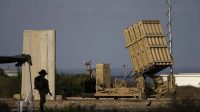 Sistem pertahanan Israel, Iron Dome dikerahkan untuk menghalau roket di Ashkelon.
