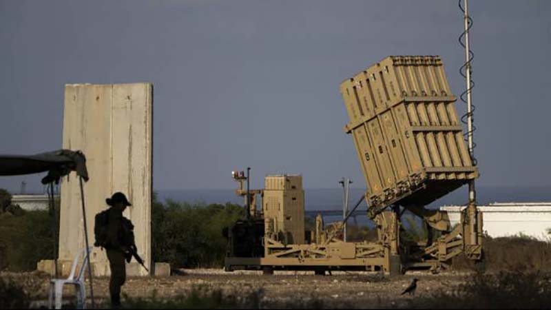 Sistem pertahanan Israel, Iron Dome dikerahkan untuk menghalau roket di Ashkelon.