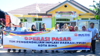 Foto bersama Tim Pengendali Inflasi Daerah (TPID) Kota Bima saat operasi pasar di halaman kantor Pemerintah Kelurahan Dara Kota Bima, Kamis (18/4/2024).
