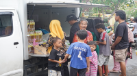 Suasana operasi pasar yang digelar Pemkot Bima di kantor Kelurahan Melayu Kota Bima, Kamis (4/4/2024) lalu.