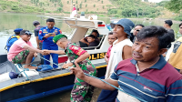 Babinsa Punti, Sertu Munir, anggota Polsek Soromandi dan personil Satuan Polair Polres Bima saat mulai menyusuri So Noti Desa Punti Kecamatan Soromandi Kabupaten Bima, Selasa (16/4/2024).