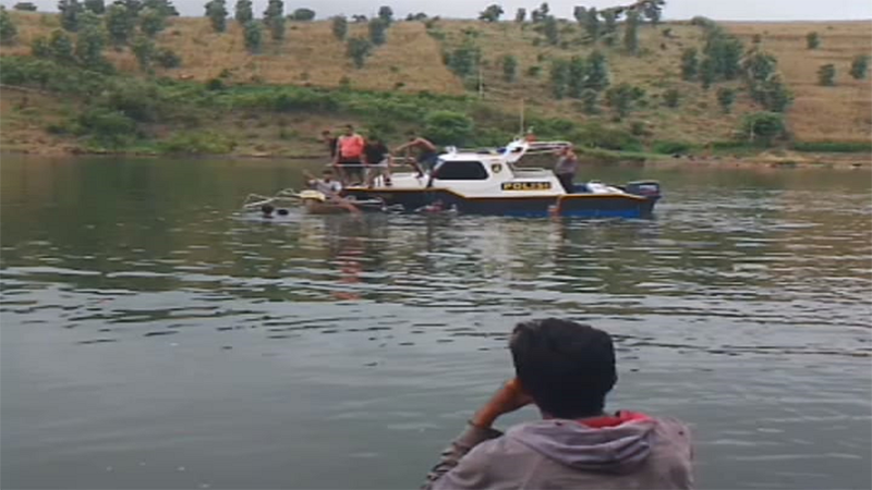 Proses pencarian korban oleh warga dan potensi SAR di So Noti Desa Punti Kecamatan Soromandi Kabupaten Bima, Selasa (16/4/2024) sore.