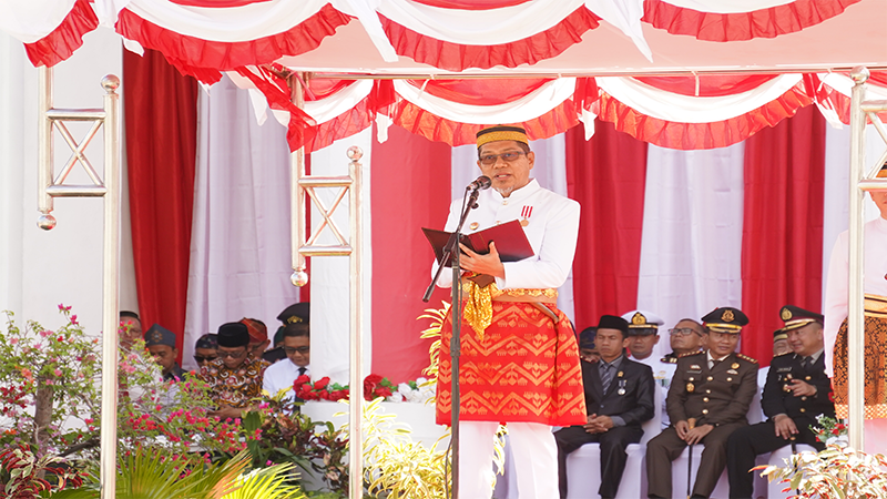 Pj Wali Kota Bima, H Mohammad Rum saat membacakan sambutan pada puncak HUT ke-22 Kota Bima di halaman kantor Pemkot Bima, Rabu (17/4/2024).