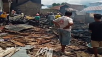 Warga menyaksikan puing-puing sejumlah rumah yang terbakar dan rata dengan tanah di Dusun Rato Desa Sangia Kecamatan Sape Kabupaten Bima, Nusa Tenggara Barat, Sabtu (6/4/20024) siang. Lebih dari 10 rumah dilaporkan terbakar dalam kejadian ini.