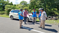 Kabag SDA Setda Kabupaten Bima, Darwis saat melaksanakan survei perubahan jaringan di Desa Kawinda Toi Kecamatan Tambora Kabupaten Bima bersama pihak PLN UP3 Bima. Foto Ist.