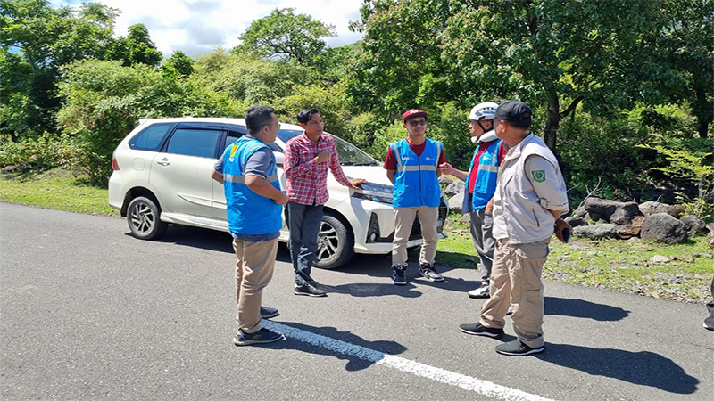 Kabag SDA Setda Kabupaten Bima, Darwis saat melaksanakan survei perubahan jaringan di Desa Kawinda Toi Kecamatan Tambora Kabupaten Bima bersama pihak PLN UP3 Bima. Foto Ist.
