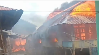 Kondisi saat si jago merah melahap belasan rumah di pemukiman padat penduduk di Dusun Rato Desa Sangia Kecamatan Sape Kabupaten Bima, Nusa Tenggara Barat, Sabtu (6/4/2024).