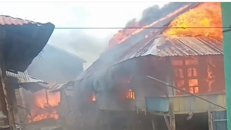 Kondisi saat si jago merah melahap belasan rumah di pemukiman padat penduduk di Dusun Rato Desa Sangia Kecamatan Sape Kabupaten Bima, Nusa Tenggara Barat, Sabtu (6/4/2024).