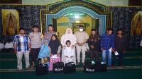 Foto Bersama Bupati Bima, Hj Indah Dhamayanti Putri, Wakil Bupati Bima H Dahlan M Noer, Kapolres Bima dan sejumlah anak saat penutupan rangkaian Safari Ramadan 1445 Hijriah Pemkab Bima di Masjid Al Hidayah Desa Talabiu Kecamatan Woha Kabupaten Bima, Rabu (3/4/2024) lalu.