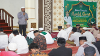 Sekda Kota Bima, H Muhtar menyampaikan sambutan saat menghadiri Peringatan Malam Nujulul Quran tingkat Kota Bima di Masjid Agung Al Muwahiddin Kota Bima, Selasa (2/4/2024).