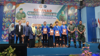 Foto bersama Prof Dr Siti Nur Azizah Ma’ruf Amin SH.,M.Hum, Danrem 162/WB Brigjen TNI Agus Bhakti, S.IP., M.IP., M.Han didampingi Dandim Bima dan Ketua STIE Bima, Firdaus ST MM setelah menyerahkan piagam kepada peserta seminar industri halal di STIE Bima, Kamis (18/4/2024).
