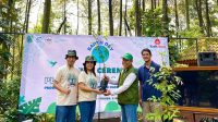 PT Heinz ABC Indonesia (ABC) melalui pabriknya di Pasuruan kembali melanjutkan program penanaman 1.000 pohon untuk mendukung kegiatan KHDTA di area tangkapan air Curah Tangkil, Desa Dayurejo, Kab. Pasuruan. Tampak (kiri-kanan) Hendry Pranadjaja Oeswadi, Pasuruan Plant Manager Heinz ABC Indoensia, Miranti, EHS Manager, Pasuruan Plant, Heinz ABC Indonesia, secara simbolis menyerahkan bibit tanaman kepada Ahmad Zainul Arifin, SP, MP., Sekretaris Forum DAS DLH Kab.Pasuruan, dan Sarifudin Lathif, Direktur Yayasan Cempaka dalam kegiatan penanaman pohon hari ini. Sebagaian besar tanaman merupakan jenis tanaman buah, seperti: Alpukat, Durian, Kopi, Kayu Manis, serta tanaman lokal seperti Pohon Sintok, yang diharapkan dapat mendukung konservasi resapan air sekaligus turut meningkatkan perekonomi petani dan masyarakat dengan sistem agroforestry.