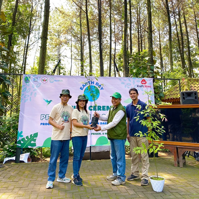 PT Heinz ABC Indonesia (ABC) melalui pabriknya di Pasuruan kembali melanjutkan program penanaman 1.000 pohon untuk mendukung kegiatan KHDTA di area tangkapan air Curah Tangkil, Desa Dayurejo, Kab. Pasuruan. Tampak (kiri-kanan) Hendry Pranadjaja Oeswadi, Pasuruan Plant Manager Heinz ABC Indoensia, Miranti, EHS Manager, Pasuruan Plant, Heinz ABC Indonesia, secara simbolis menyerahkan bibit tanaman kepada Ahmad Zainul Arifin, SP, MP., Sekretaris Forum DAS DLH Kab.Pasuruan, dan Sarifudin Lathif, Direktur Yayasan Cempaka dalam kegiatan penanaman pohon hari ini. Sebagaian besar tanaman merupakan jenis tanaman buah, seperti: Alpukat, Durian, Kopi, Kayu Manis, serta tanaman lokal seperti Pohon Sintok, yang diharapkan dapat mendukung konservasi resapan air sekaligus turut meningkatkan perekonomi petani dan masyarakat dengan sistem agroforestry.
