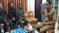 Sekretaris DPRD Kabupaten Dompu saat menerima sejumlah aktivis mahasiswa. Foto ist.