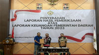 Pj Wali Kota Bima, H Mohammad Rum menerima laporan hasil pemeriksaan atas laporan keuangan pemerintah daerah tahun 2024 dari Badan Pemeriksa Keuangan Republik Indonesia di Mataram, Kamis (30/5/2024).