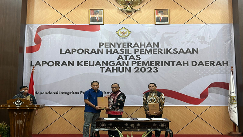 Pj Wali Kota Bima, H Mohammad Rum menerima laporan hasil pemeriksaan atas laporan keuangan pemerintah daerah tahun 2024 dari Badan Pemeriksa Keuangan Republik Indonesia di Mataram, Kamis (30/5/2024).