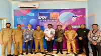 Foto bersama tim KPK RI, Insepktur Kota Bima dan Kabupaten Bima, Kepala Dinas Kominfostik Kota Bima dan Kabupaten Bima saat sosialiasi Keluarga Berintegritas di RRI Bima, Senin (27/5/2024).