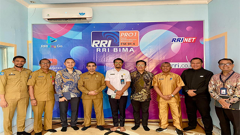 Foto bersama tim KPK RI, Insepktur Kota Bima dan Kabupaten Bima, Kepala Dinas Kominfostik Kota Bima dan Kabupaten Bima saat sosialiasi Keluarga Berintegritas di RRI Bima, Senin (27/5/2024).