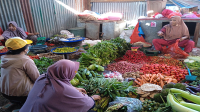 Aktivitas pedagang bahan pangan di Pasar Pagi Sila Kecamatan Bolo Kabupaten Bima. Foto US/ Berita11.com. 