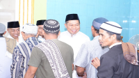 Pj Wali Kota Bima, H Mohammad Rum bersalaman dengan Jemaah saat melaksanakan Safari Jumat di Masjid Miftahul Jannah, Kelurahan Manggemaci, Kecamatan Mpunda Kota Bima, Jumat (31/5/2024).