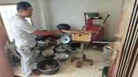 Anggota Kepolisian melakukan olah tempat kejadian perkara pencurian isi kotak amal di Jonggat Lombok Tengah.