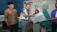 Pj Wali Kota Bima, H Mohammad Rum menyerahkan zakat konsumtif kepada penerima manfaat di Kecamatan Asakota Kota Bima, Jumat (31/5/2024).