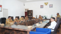 Pj Wali Kota Bima, H Mohammad Rum memimpin Vicon Rakor dari kantor Pemkot Bima, Senin (27/5/2024). Vicon Pemkot Bima dengan Kemendagri membahas pengendalian inflasi daerah tahun 2024.