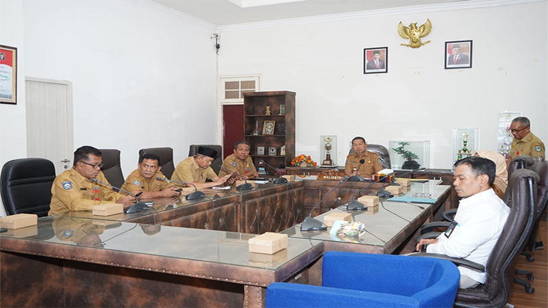 Pj Wali Kota Bima, H Mohammad Rum memimpin Vicon Rakor dari kantor Pemkot Bima, Senin (27/5/2024). Vicon Pemkot Bima dengan Kemendagri membahas pengendalian inflasi daerah tahun 2024.