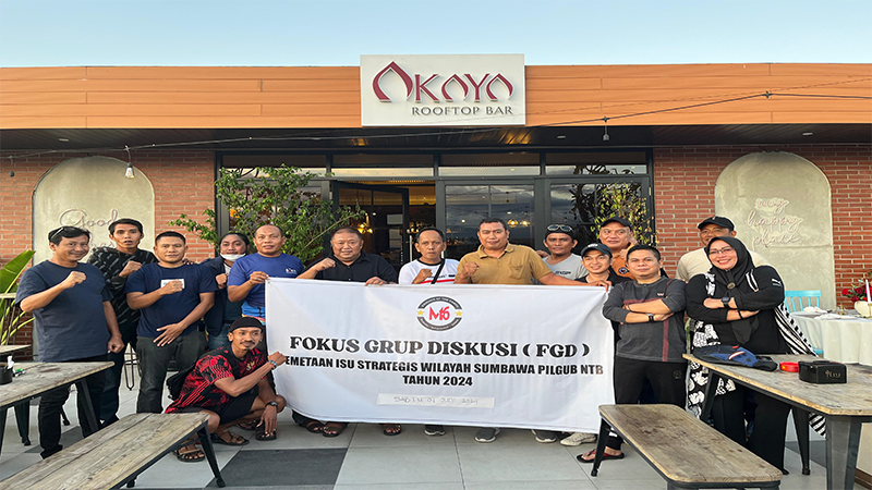 Direktur Mi6 Bambang Mei Finarwanto dan tim Mi6 foto bersama jurnalis di Sumbawa saat roadshow Mi6. Untuk memetakan isu organik terkait Pilgub NTB, Mi6 menggelar Fokus Group Discussion (FGD) dengan puluhan jurnalis di Hotel Kaloka Sumbawa pada Sabtu (1/6/2024).