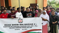Direktur Mi6, Bambang Mei Finarwanto foto bersama sejumlah pedagang kaki lima saat roadshow Mi6 di Kabupaten Sumbawa Barat, Minggu (23/6/2024).