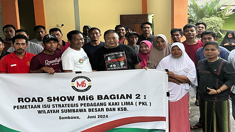 Direktur Mi6, Bambang Mei Finarwanto foto bersama sejumlah pedagang kaki lima saat roadshow Mi6 di Kabupaten Sumbawa Barat, Minggu (23/6/2024).