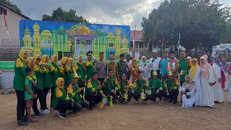 Foto bersama Muspika dan personel drum band yang memeriahkan pawai pembukaan MTQ IX Tingkat Kecamatan Soromandi di Desa Wadukopa Kecamatan Soromandi Kabupaten Bima pada Rabu (26/6/2024) sore.