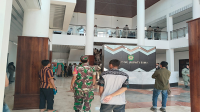 Massa HMI Komisariat STKIP Taman Siswa Bima saat merangsek di Sekretariat Daerah Kabupaten Bima, Kamis (27/6/2024). Massa ‘menyegel’ dua ruangan OPD Pemkab Bima lantaran kecewa tuntutan mereka tidak direspon dengan baik.