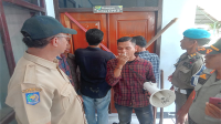 Massa Sentral Mahasiswa dan Pemuda Peduli Petani (SEMESTA) memalang pintu ruangan Ketua DPRD Kabupaten Bima karena kecewa aspirasi mereka tidak direspon, Senin (24/6/2024) pagi.